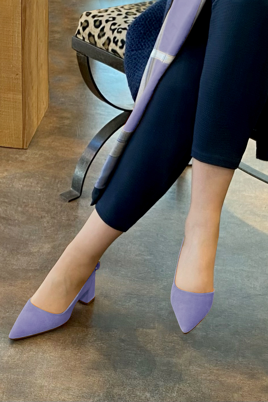 Lavender purple women's slingback shoes. Pointed toe. Medium flare heels. Worn view - Florence KOOIJMAN